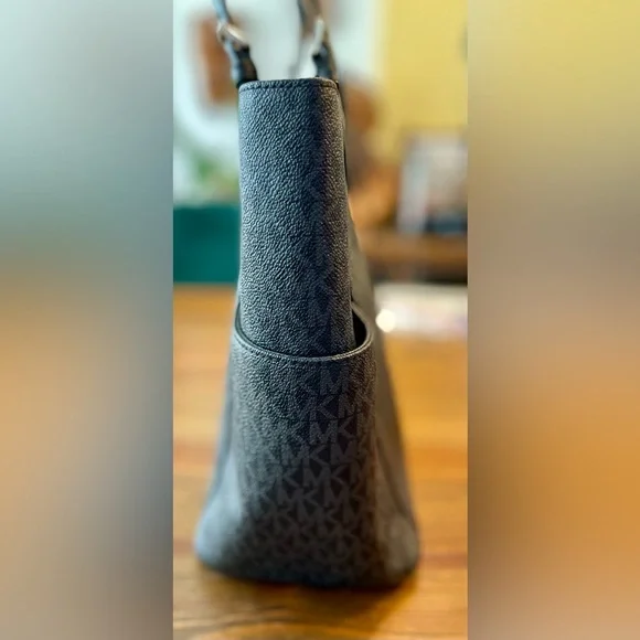 Michael Kors | Women's Jet Set | Signature Tote |
Black & Grey - Picture 7 of 12